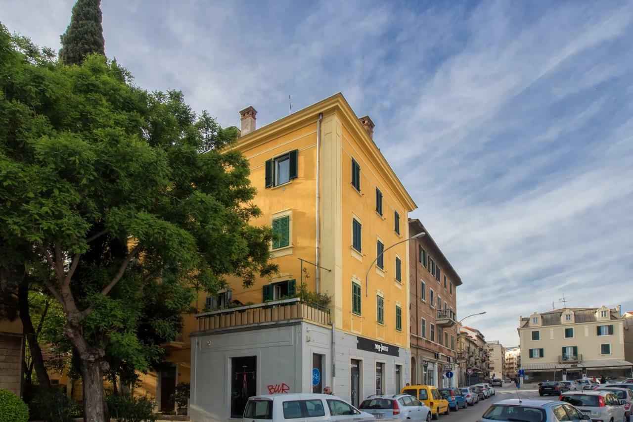 Center Secession Charm Near National Theatre