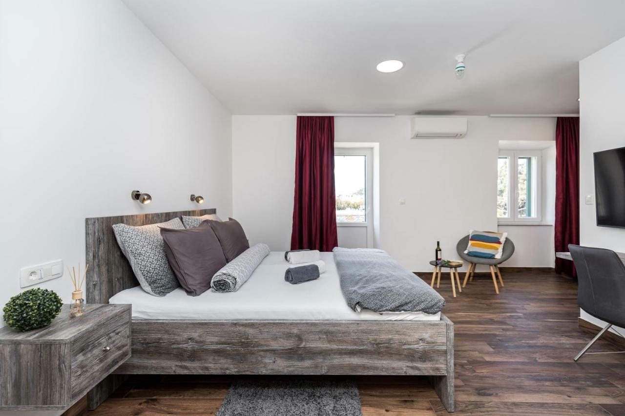 Apinelo Port 4* Split