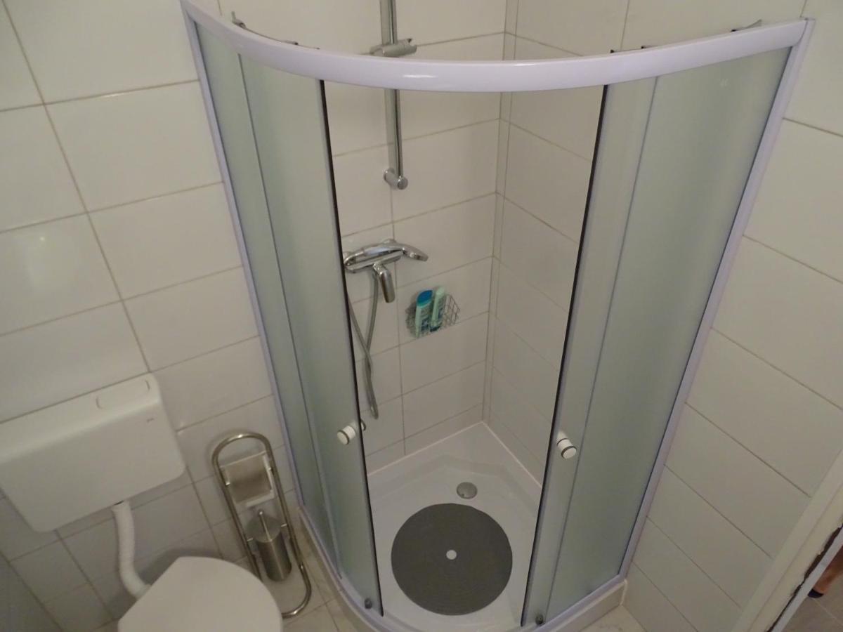Job Apartment *
