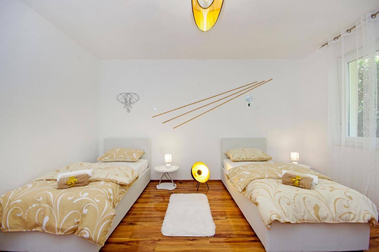 Symphony Veranda: Modern, New Apartment *