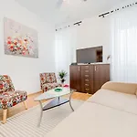 Split Apartment Worek
