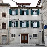 Dominus Apartment