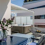 Seaside Penthouse With Hot Tub Sky Living