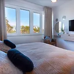 Deluxe City Center Blue Apartment