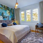 Deluxe City Center Blue Apartment