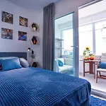 Deluxe City Center Blue Apartment