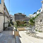 Suni Apartments