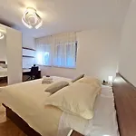 Split City Apartment Rosemary