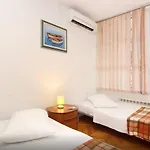 Apartment Kvaternikova - Pool, Grill, 4 Bedrooms, 3 Bathrooms