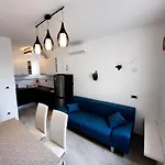 Split Symphony Veranda: Modern, New Apartment