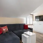 Elegant Residence Rooms & Apartments
