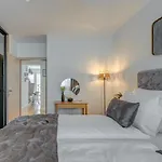 Paparazzi Apartment