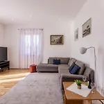 Ferula, 3 Bedroom Apartment Near Beach Bacvice