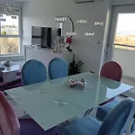 Downtown Luxury Apartment Emili