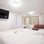 Lions Luxury Rooms