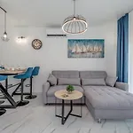 Luxury Apartment Giga