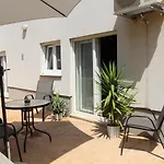 Macadamia Apartment With Garage Parking