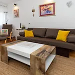 Spacious City Apartment With Balcony & Walk To Old Town