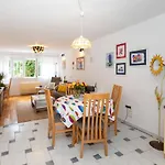Spacious City Apartment With Balcony & Walk To Old Town