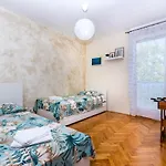 Spacious Apartment Rocky With Balcony