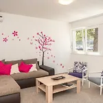 Sunny & Spacious, 2 Bedroom Apartment With Free Parking
