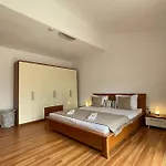Villa Apricot - Stilvolles Grosses Haus Mit Kuehlem Garagenparkplatz