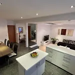 Villa Apricot - Stilvolles Grosses Haus Mit Kuehlem Garagenparkplatz
