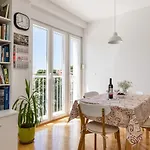 Sunny City Getaway Close To All + View