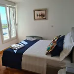 Seaside Apartment Gold 1Row