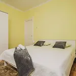 Center Stylish Apt Darling For 4, Old Town