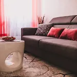 Center Stylish Apt Darling For 4, Old Town