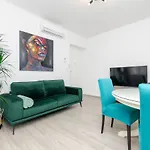 Blue Moon Split Apartment