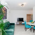 Blue Moon Split Apartment