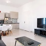 4-Bedroom Apt 1 Min From Bacvice Beach
