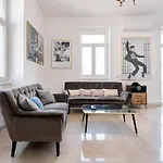 4-Bedroom Apt 1 Min From Bacvice Beach