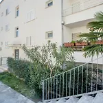 Deluxe Apartment Lea With Large Garden