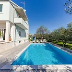The Olive Poolhouse
