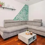 Airy 2-Br Apt W/ Open Layout & Modern Design