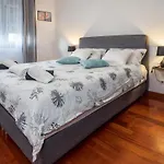 Airy 2-Br Apt W/ Open Layout & Modern Design