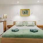 Studio Apartment Ni Na Na Na