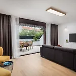 Lemon Tree Luxury, Free Parking