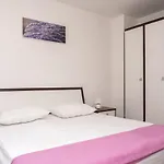 Sunny & Spacious, 2 Bedroom Apartment With Free Parking