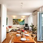 Airy Seafront 1920S Apartment