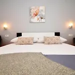 Apartment Nesh Split