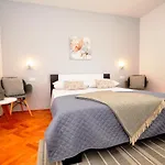 Apartment Nesh Split