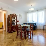 Zoe Apartment