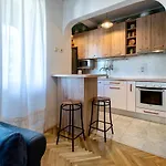 Zoe Apartment