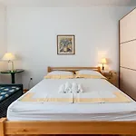 Zoe Apartment
