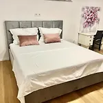 Viktor Apartment