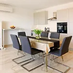 Modern 2-Bed Apt, Late Check In Available